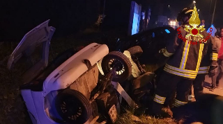 Auto e minicar si scontrano e ribaltano a Tolentino: ferito estratto dalle lamiere